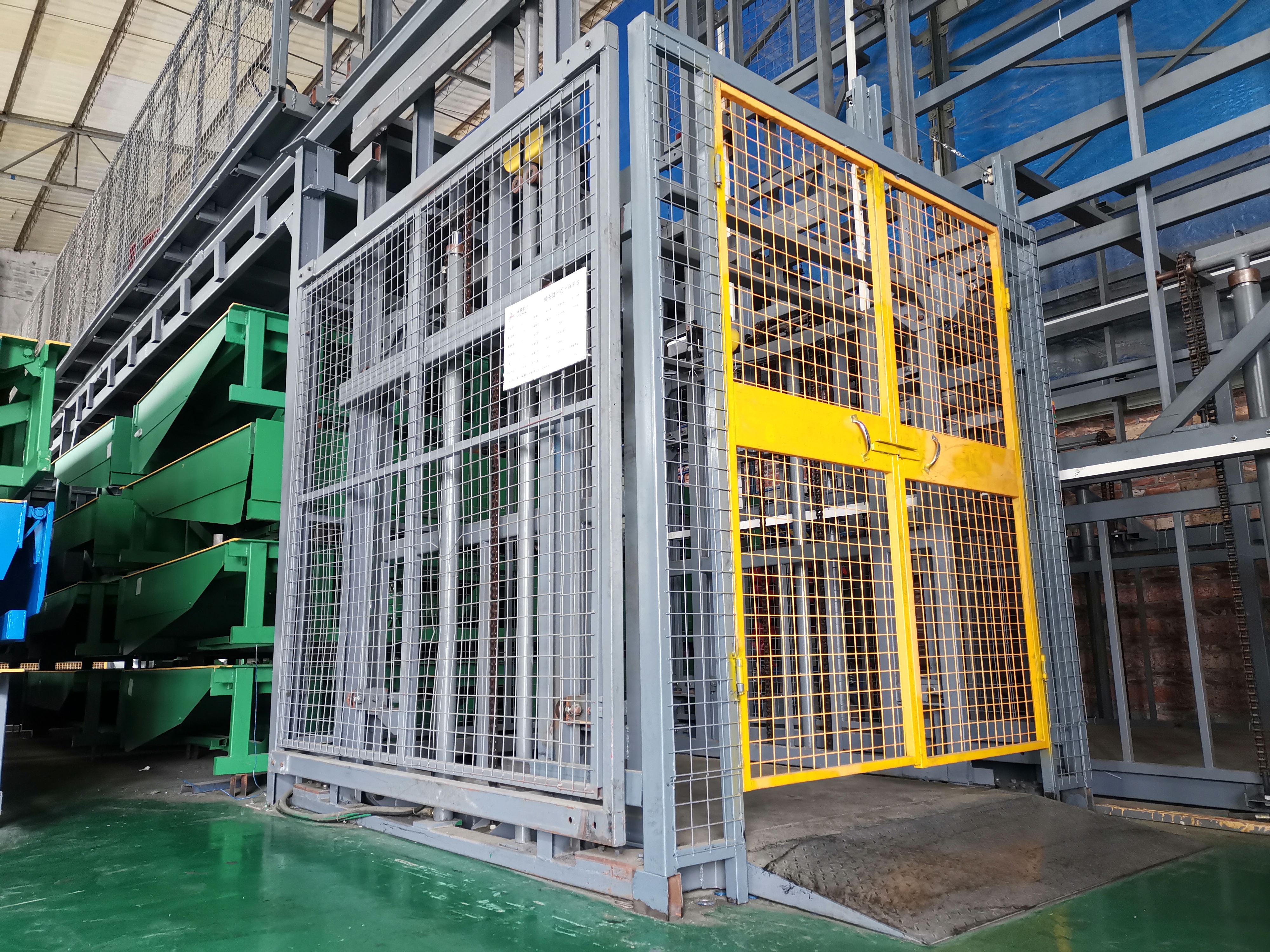 液壓升降平臺和貨梯怎么選？看完這篇文章你就知道