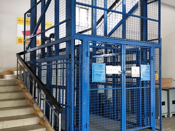 導軌式東莞升降機使用時定期檢查和維護可以延長壽